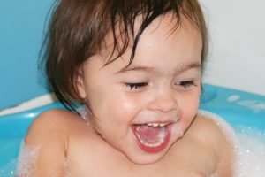 Kąpiel to przyjemność – kiedy dziecko nie che się myć
