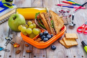Jak skomponować dziecku posiłek do szkoły?